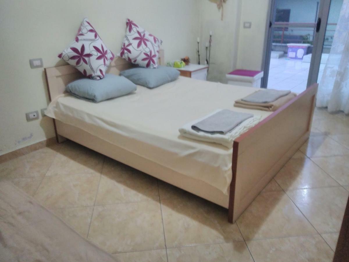 Queen Hostel Durrës Esterno foto